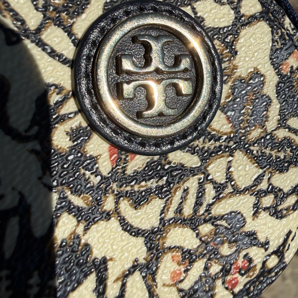 Tory Burch Women Flower Motif Coin Case Round Limited Edition (Rare) - Picture 6 of 6
